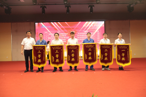 1710813370827856.jpg 2颁锦旗.jpg